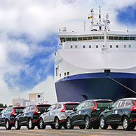 Auto's van het assemblagebedrijf Volvo Cars wachten op de kade voor roll-on-roll-offschip / roroschip in de zeehaven van Gent, België
